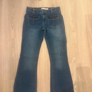 Utsvängda jeans - Lågmidjade jeans från Levis som är oanvända och har inga defekter. Midjemåttet är 35 rakt över och innebenslängd 72. 