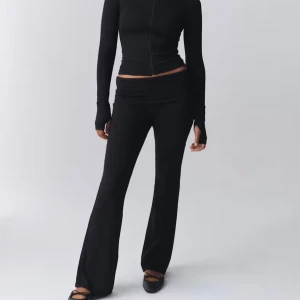 Svarta yogapants från Gina Tricot - Säljer ett par svarta yogapants i storlek XS från Gina Tricot. Byxorna har en tight passform upptill och utsvängda ben. Använd fåtal gånger, nypris 359kr, skriv om ni vill ha egna bilder🤍