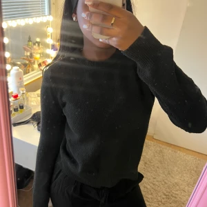 Svart stickad tröja med rund hals - En enkel och stilren svart stickad tröja med rund halsringning