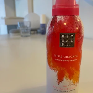 Rituals crackling body mousse - En färgglad body mousse från Rituals med namnet Holi Crackle. Moussen har en sprakande effekt och kommer i en rosa och orange flaska. Perfekt för dig som vill ha en rolig twist på hudvårdsrutinen. Pris kan diskuteras!💗💗