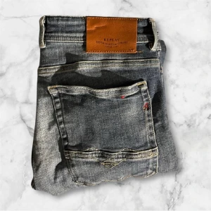 Replay jeans  - Snygga blå jeans från Replay med klassisk femficksdesign och en läderpatch baktill. Jeansen har en modern tvätt och en bekväm passform. Perfekta för en avslappnad stil. Modell: Johnfrus. Vid behov av mått kontakta oss. W31 L32