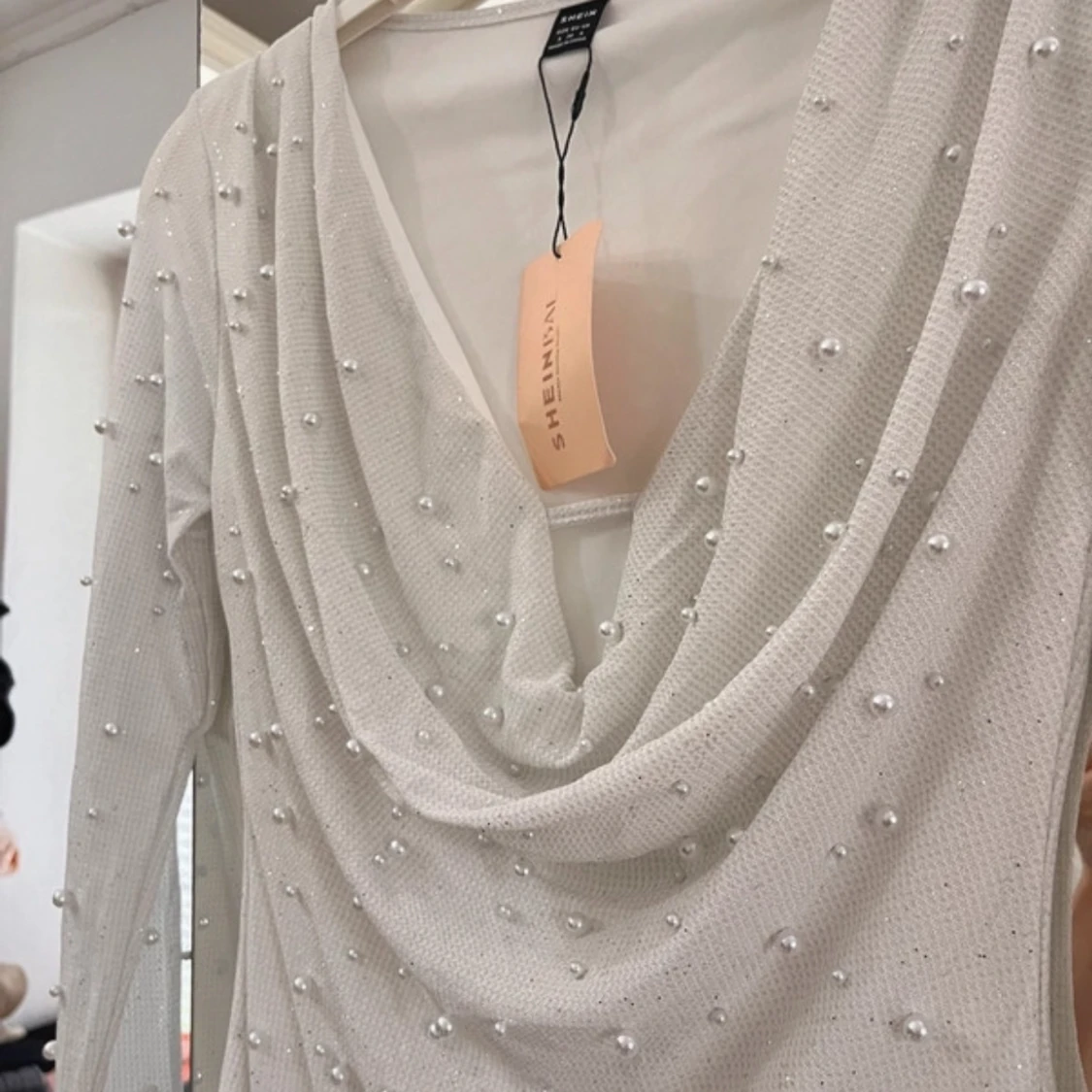 Vit långärmad klänning med pärldetaljer från SHEIN - 1