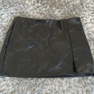 Skinn kjol  - Med slits på sidan, perfekt till finare tillställningar. Aldrig använd 🩷