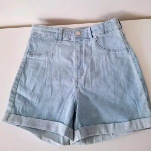 Ljusblå jeansshorts  - Nya shorts med hög midja och uppvikta benslut!