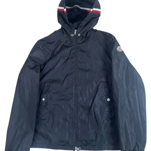 Moncler  - Moncler Grimperius. Storlek 4. Färg svart. Fint skick utöver pine hole. Pris endast 2690. Finns att köpa på Fashionels.com