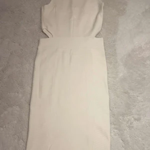 Vit långklänning från Guess - Hej säljer en klänning som inte går till andväning och är jätte bra i skicka och är storlek S priset kan diskuteras 