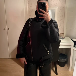Zara teddy biker jacket - Teddy jacka från zara som endast är använd ett fåtal gånger. Köpt för 1300 men säljer för endast 499:- pris kan dessutom diskuteras 💕🌸