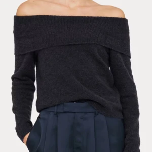 Mörkgrå offshoulder tröja - Snygg mörkgrå offshoulder tröja med långa ärmar. Perfekt för en stilren look med en mjuk och bekväm känsla. Passar bra till både jeans och kjol. Ny pris 499 kr