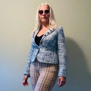 Kavaj strl S - Kavaj i blå toner.  Tweedkavaj.  Strl 36.  Snygga mässingknappar.  Dolda fickor.  Två knappar knäpper dem fram.   Parfym-, rök-, djurfritt hem.  Skickar inom 1v efter mottagen betalning. 