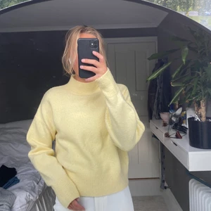 Stickad tröja - Stickad tröja från & Other stories i stl S. Den är i ull och använd sparsamt. Tryck gärna inte på KÖP NU🤍🤍