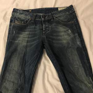Supersnygga låga mörkblå skinny jeans från diesel. Har aldrig använt 