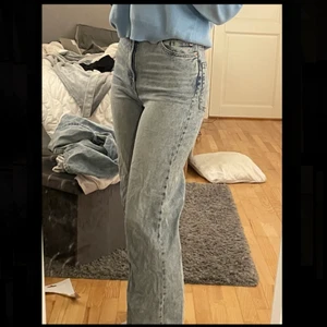Raka jeans - Raka ljusblå jeans ifrån Lindex i modellen Hanna, färgen är som andra bilden! Väldigt bekväma och stretchiga men lite för korta på mig som är 168! Strl 36 men passar nog både mindre o större storlekar, hör av dig om du har nån fråga💛