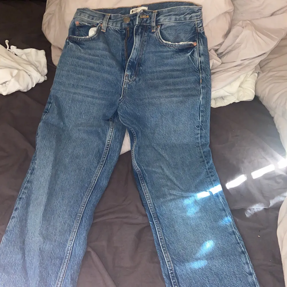 Ett par helt nya Gina jeans, storlek 36 . Säljer dom pga för små därav lappen inte är kvar för trodde som passade. Köpt för 500. Jeans & Byxor.