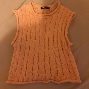 Stickad väst strl M - Använt få tal gånger,funkar fint,köparen står för frakten 