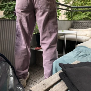Carhartt lila single knee pant. - Storlek 30x32. Riktigt bra skick och knappt använda. Sitter på mig på bilderna. Jag är 179cm lång.