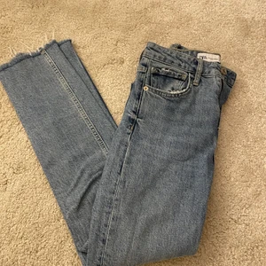 Zara jeans  - straight ankle längd! Liknade dem på bilden, ord pris ca 399kr 