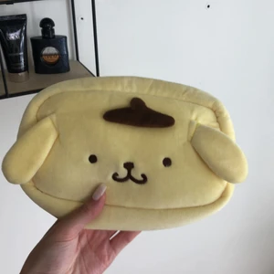 pompompurin necessär - jättesöt pompompurin necessär, knappt använd utan har mest legat tom i garderoben, porto 26kr
