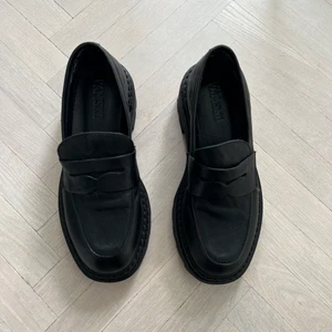 Loafers VAMSKO - Använda 1 gång, som nya. Storlek 36 / 23cm.  Slutsålda loafers från Vamsko. Nypris 1990kr.  
