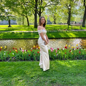 Balklänning - Köpte denna balklänning förra året i Göteborg från dressroom Linné. Det är en stl 36/38. Bara använt den en gång och den är fortfarande som ny. Klatschen på bilen medföljer :) nypris 4000, nu 2800kr. Skeiv för mer bilder klänningen har även en slits🫶🏼