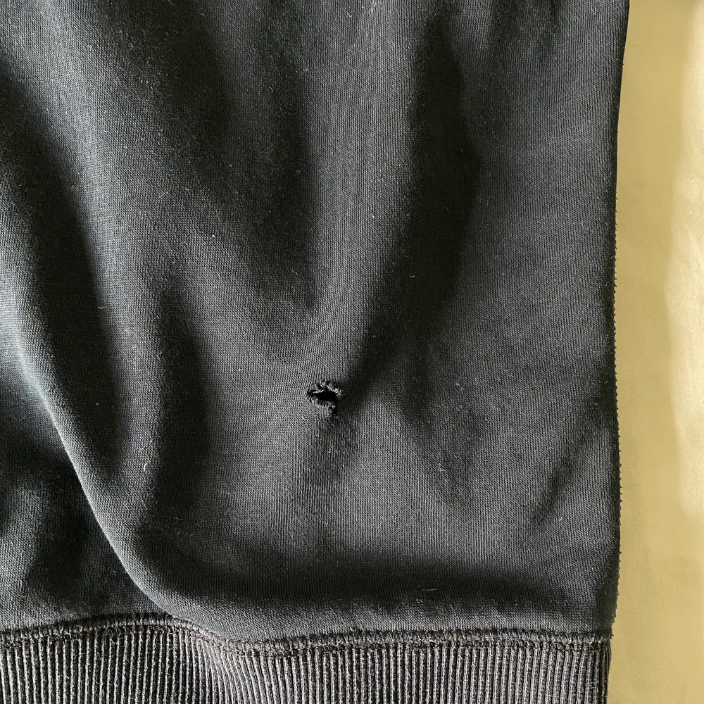 riktigt cool mörkblå hoodie från nike! säljer eftersom den är lite för stor för mig och inte kommer till användning. storleken är XL. hoodien är i bra skick förutom ett litet hål på baksidan, kolla bild 3. köparen står för frakt! . Tröjor & Koftor.
