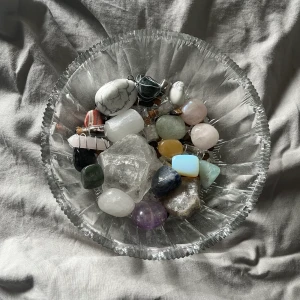 massa olika kristaller  - alla möjliga kristaller, alla är självklart äkta. köpt de flesta på kristall butiker, säljer pga lagt av med witchkraft. kom privat med vilken/vilka du är intresserad av. om du vill ha enskild bild på någon bara hör av dig <33 har även rökelse vid intress