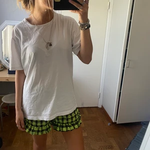 Ganni shorts - Säljer dessa assnygga shorts från ganni.  Nypris typ 1300. Storlek 34 men är mer som en 36 skulle jag säga. Frakt ingår inte