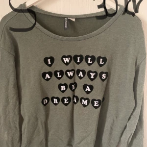 Tröja  - Mysig tröja, sånt mjukt material på insidan.  Jag kommer inte skicka något under 100 så kolla vad jag mer säljer. 