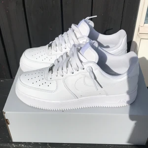👻 Nike air force 👻 - Ett par helt vanliga air force 1 använda några enstaka gånger. Men ser helt nya ut. Kvitto bort slarvat tyvär 