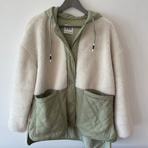Höstjacka från zara  - Mysig Höstjacka från zara, grön och offwhite. Med knappar. Bra skick. 