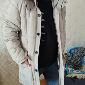 Zara herr  vinterjacka  - Snygg herr vinterjacka från Zara som knappt är använd. Min man fick den i present men han tycker inte om de lurviga på luvan så han har bara tagit på sig den en gång. Han sa att den är riktigt varm iallafall så passar perfekt till vintern. 