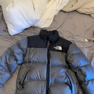 North face vinterjacka - Säljer min northface jacka:) Den är i storlek S och är endast använd 1 vinter. Finns några små fläckar brevid vänster ficka och på ärmarna som förmodligen går bort i tvätten, därav priset. Annars är den i bra skick!
