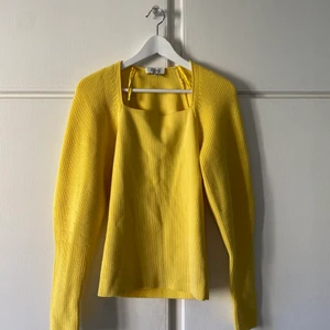 COS tröja - Gul tröja från COS med en otrolig passform, storlek S. Nyskick! 💛 FRI FRAKT