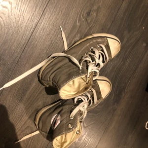 Gråa Converse  - Gråa converse, lite smutsiga men går att tvätta bort