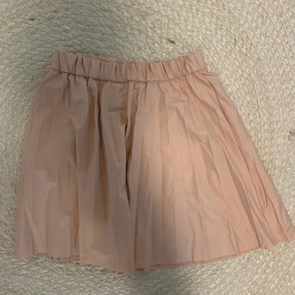 En rosa plisserad mini kjol som oxå kan användas som en snygg bandeau topp!. Toppar.