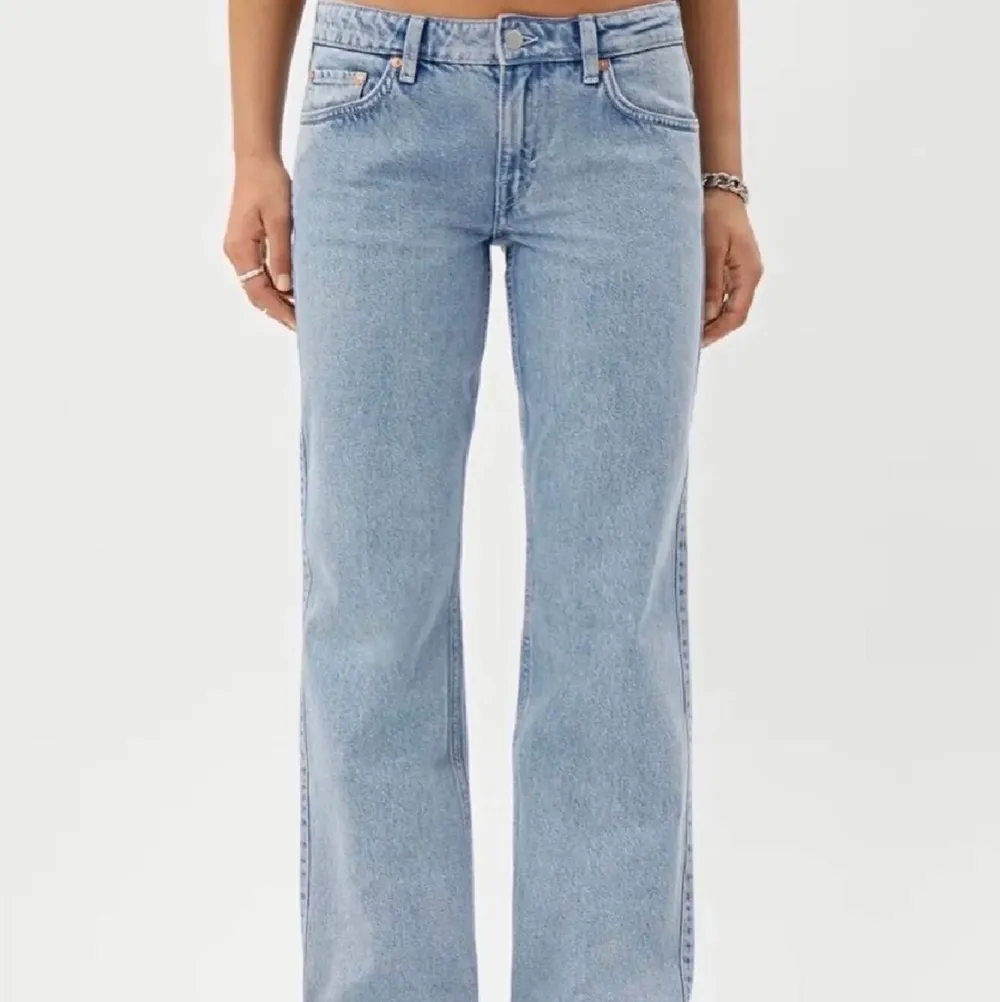 Säljer nu mina snygga weekday jeans i modelen arrow❤️ passar mig dom brukar ha 34/36 i jeans ❤️. Jeans & Byxor.