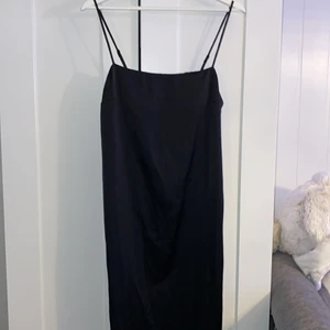 Svart klänning  - Svart satin slip klänning, storlek S. Går ned till vaderna och har leg slit på ena sidan. Jättefin använd ca 4 gånger på nyår/fest