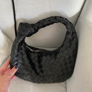 Bottega veneta liknande väska - Så fin väska som liknar bottegas ”jodie mini”. I äkta läder och jättebra skick 🖤🖤 skriv vid frågor