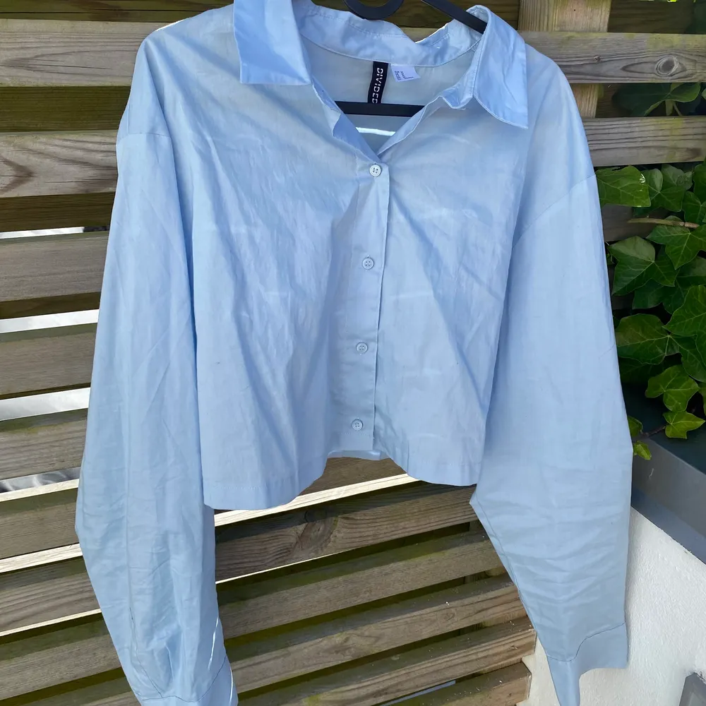 Fin blå lite kortare skjorta i storlek M ifrån H&M. Inte använd jätte mycket så fint skick utan fläckar. Den tvättas innan den skickas . Skjortor.