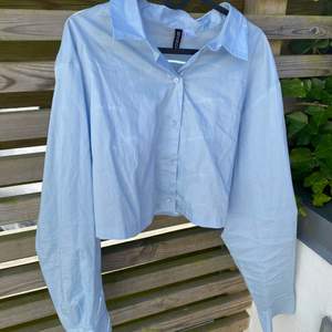Fin blå lite kortare skjorta i storlek M ifrån H&M. Inte använd jätte mycket så fint skick utan fläckar. Den tvättas innan den skickas 