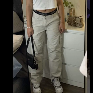 Cargos - Det är inget fel på dom och dom sitter jätte bra på, okända i storlek men sitter perfekt på S och M. Är beiga. 