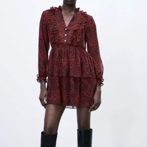 Zara klänning  - Säljer denna fina zara klänning då den inte kommer till användning! Ordpris: 399kr