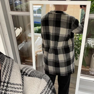 Kappa - Säljer en kappa ICHI i storlek M. (Innertyget är gult vilket man inte ser på bildern) säljer för 150 + frakt. Kolla gärna på mina andra anonser 💕