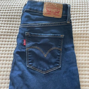 Levis jeans - Fint skick, bootcut, bara en spricka i märket baktill. Säljer då de tyvärr är för stora för mig :( (Går ner till anklarna på mig som är 1,68)