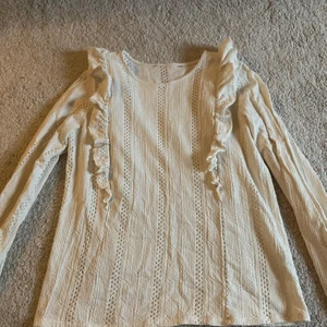 Volangtröja  - Säljer denna jättefina volangtröja <3 