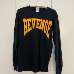 Långärmad  - Långärmad tröja köpt secondhand som inte kommit till användning. (Tror det är typ Drakes merch) 