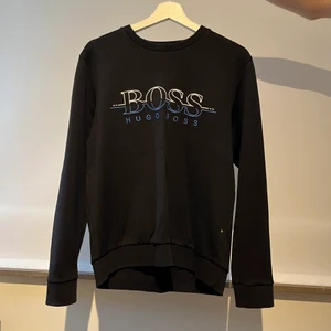 Hugo boss - Hugo boss crewneck i storlek small. Tröjan är i ett bra skick. För liten för mig därför den säljs såpass billigt. För fler frågor skriv i dm.