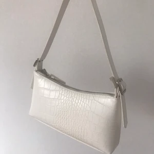 Vit väska  - Vit väska i fusk läder .Fint beg skick.