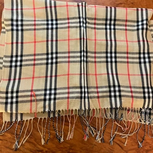 Burberry halsduk - En fin burberry halsduk som jag vill kolla intresset på, pris kan diskuteras. (Nypris 4000kr
