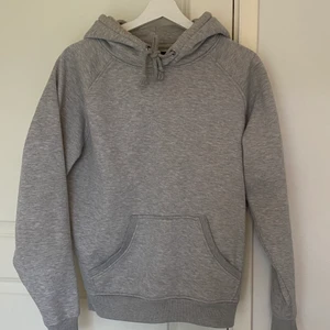 Hoodie bikbok - Populär grå hoodie från bikbok. Superskön och mysig nu till hösten 🥰