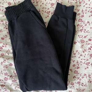 Svarta mjukisbyxor - Ett par svarta mjukisbyxor som är aningen för små på mig. Högmidjade med framfickor. 68% bomull, 32% polyester. Jag är 158cm för referens. 